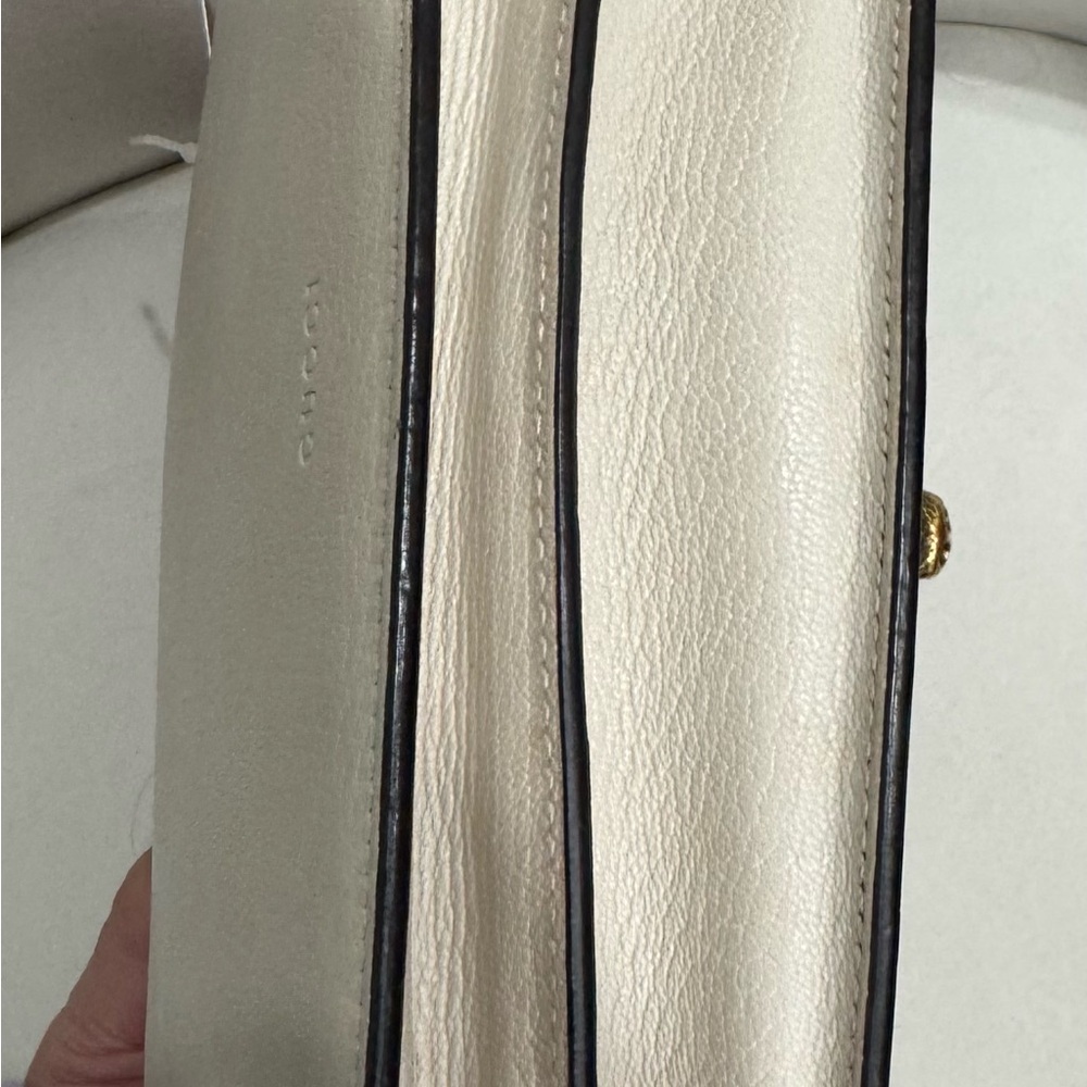 Gucci Chic Black Clutch with Gold Accents and Sleek Design - Picture 4 of 14